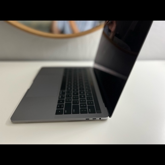 MacBook Pro i5 3.1GHz 13" (Mid 2017) 256GB - Picture 11 of 11